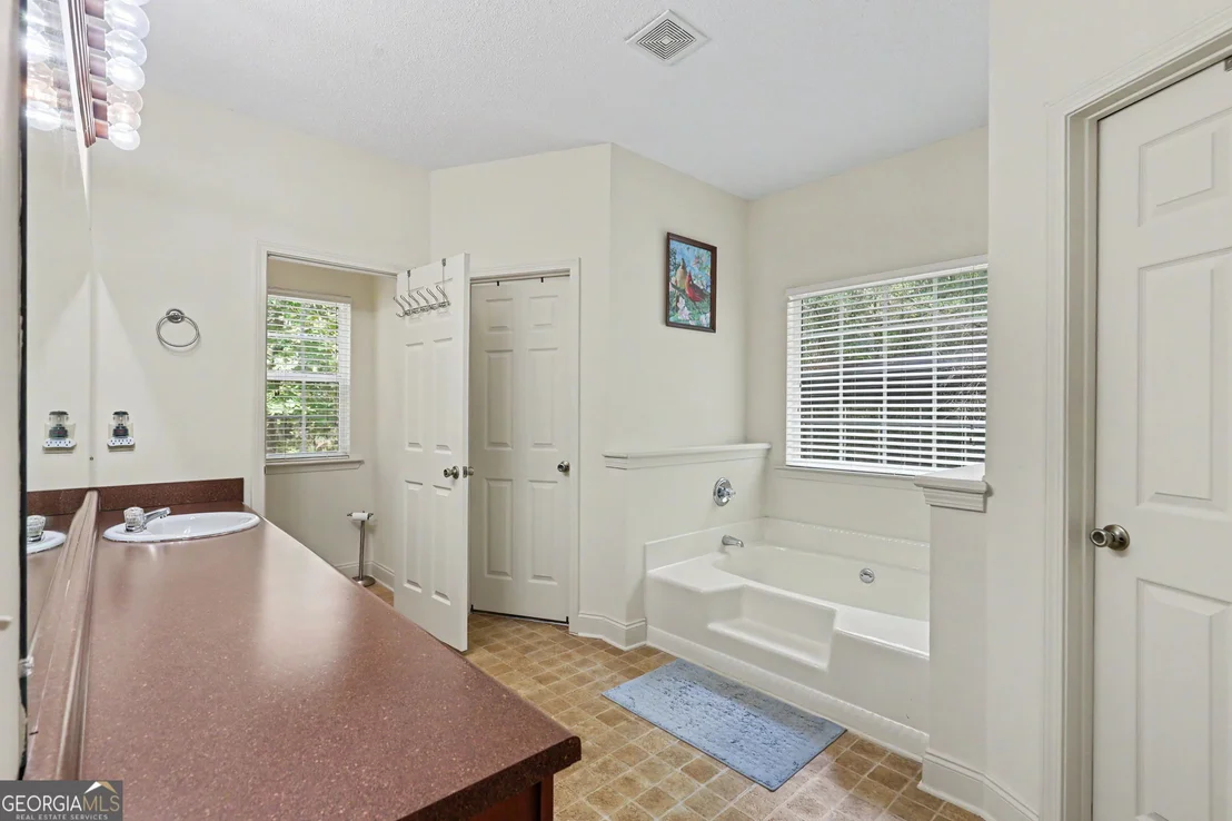 Photo of 830 Lord Fleming Road