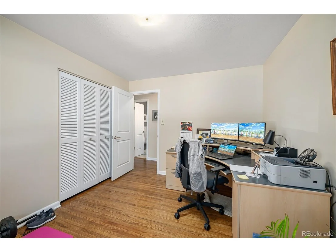 Photo of 6045 Queen St