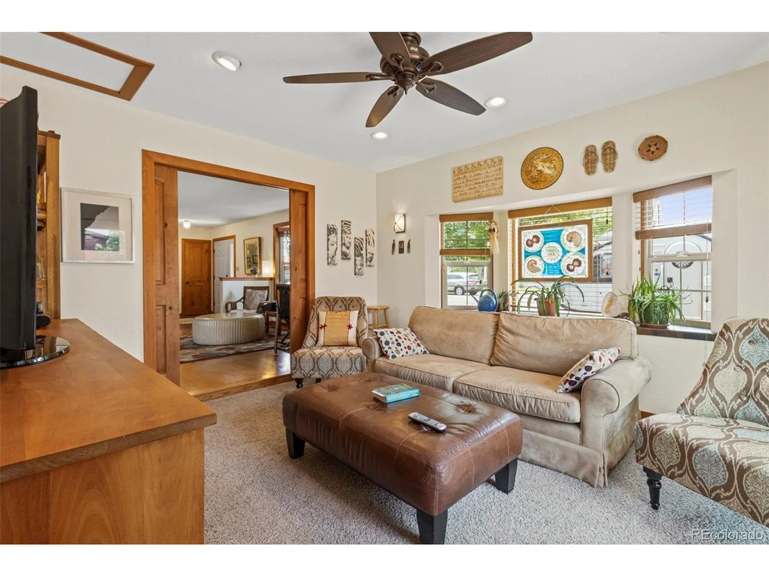 Photo of 326 W 9th St