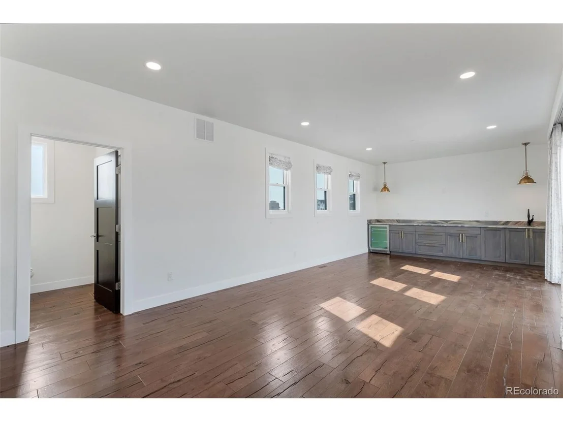 Photo of 410 Superior Dr