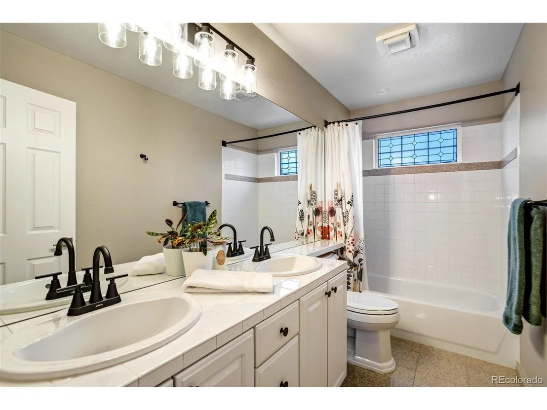 Photo of 327 Ingleton Ct
