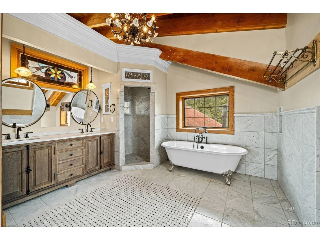 Photo of 325 McMurtrie Rd