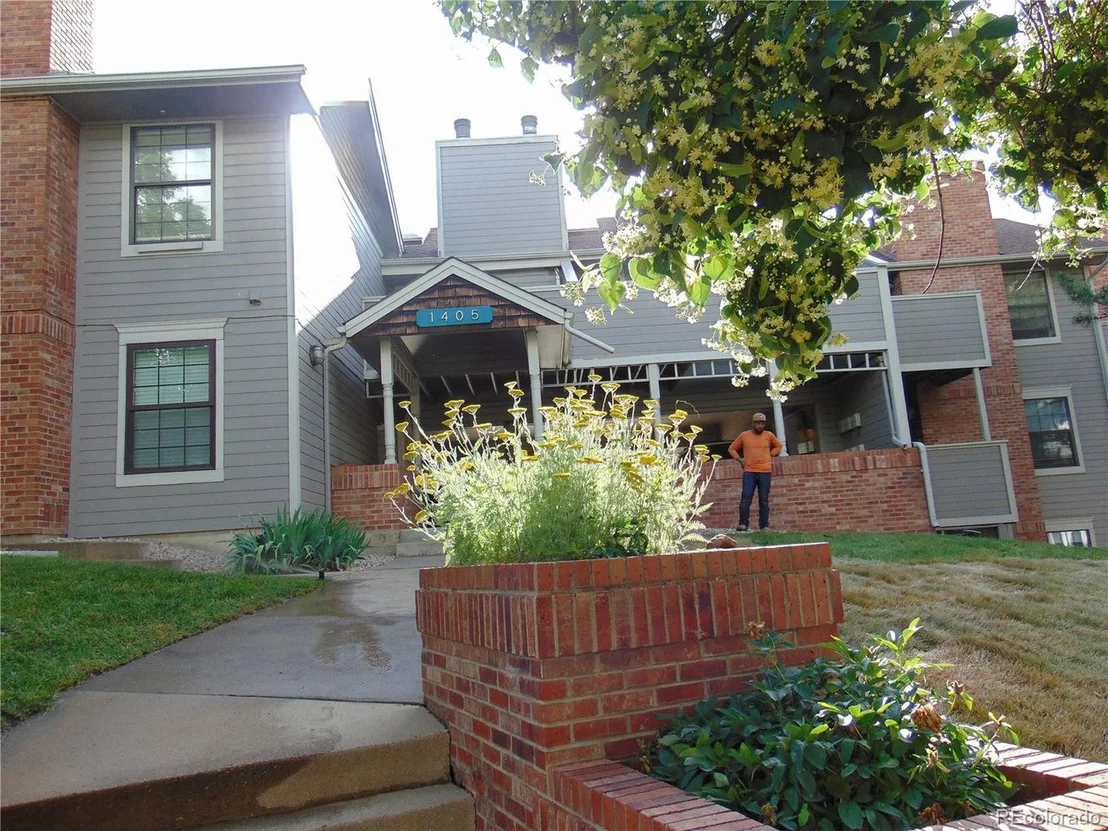 Photo of Unit 302 at 1405 Broadway St