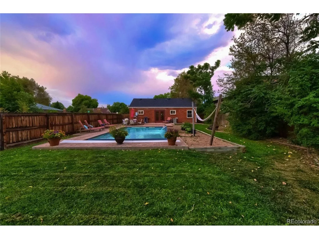Photo of 995 Elm St