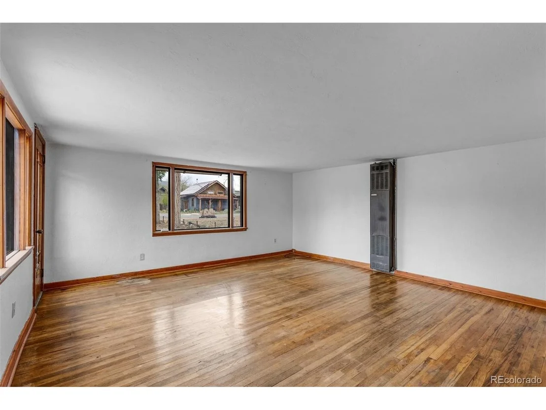 Photo of 548 E Third St