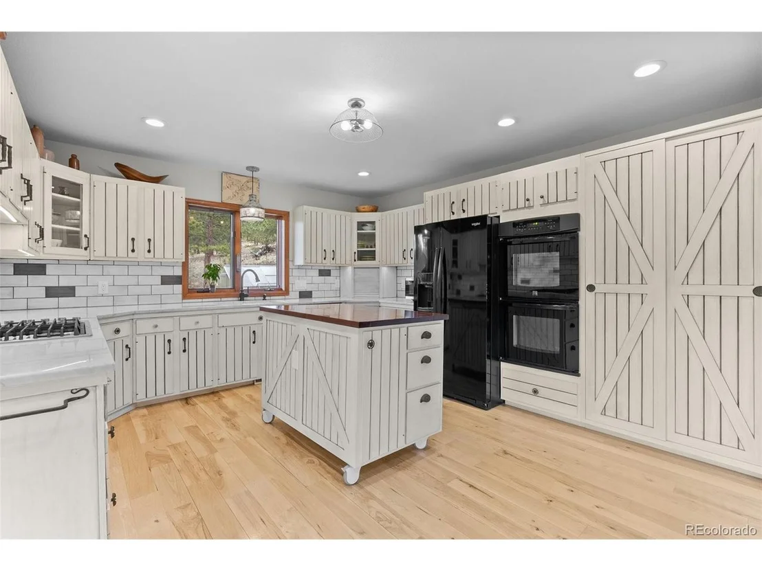 Photo of 665 Meadow Dr