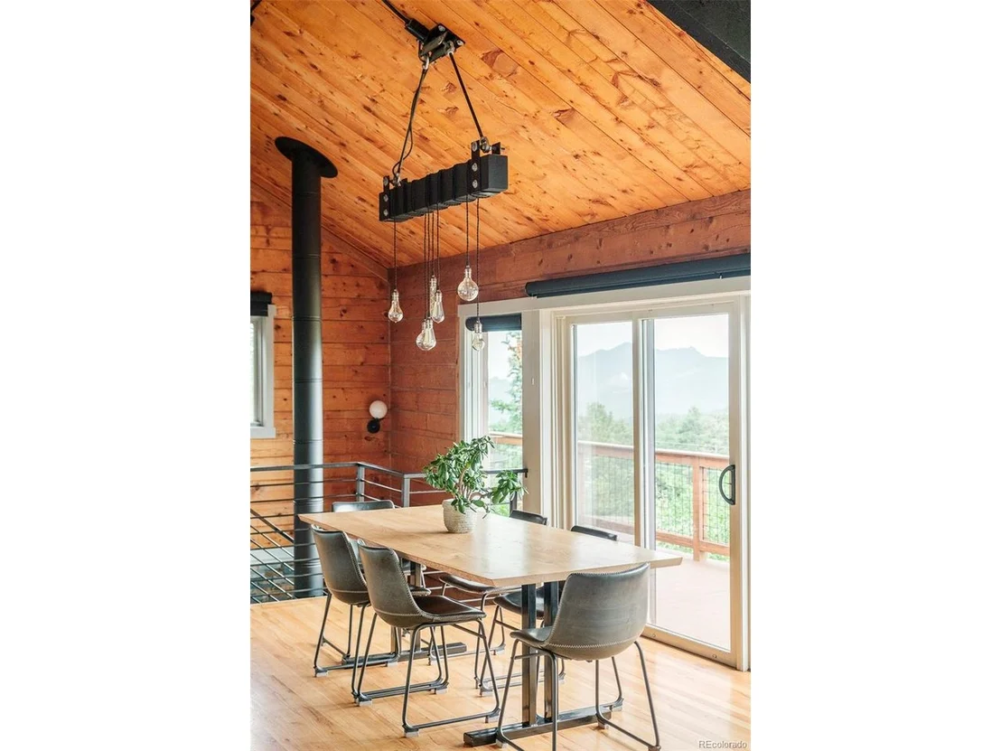 Photo of 1414 Mountain Pines Rd