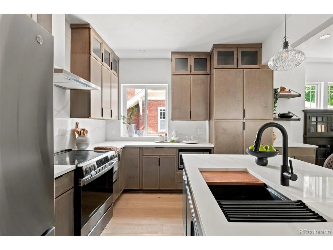 Photo of 625 Cook St