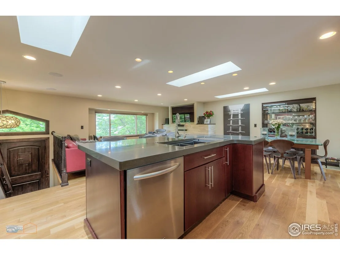 Photo of 2850 Emerson Ave
