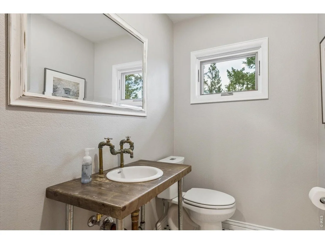 Photo of 733 Lakeshore Dr