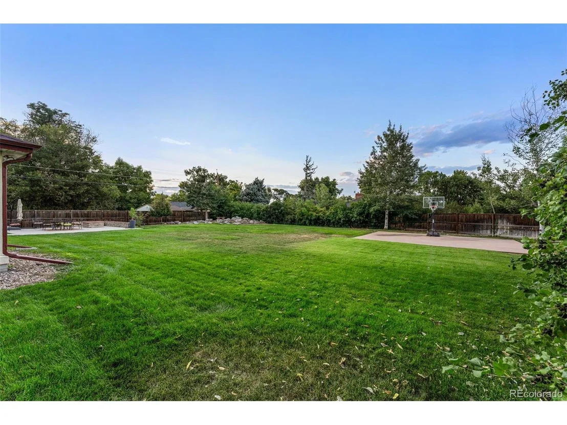 Photo of 2801 N Monaco Pkwy