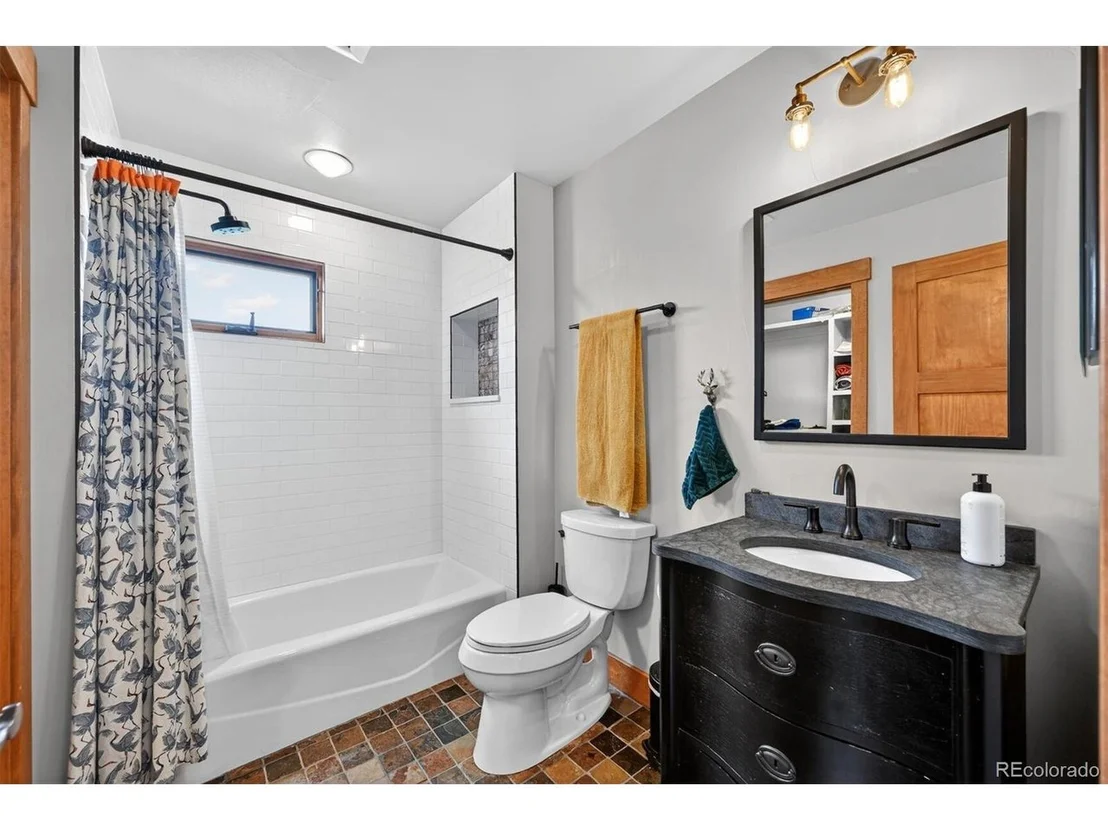 Photo of 528 W Meadow Rd