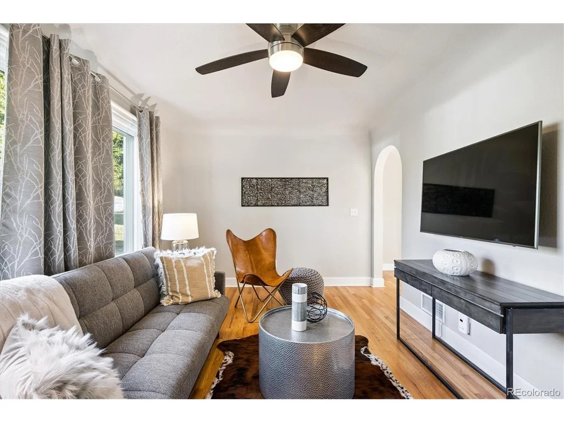 Photo of 310 King St