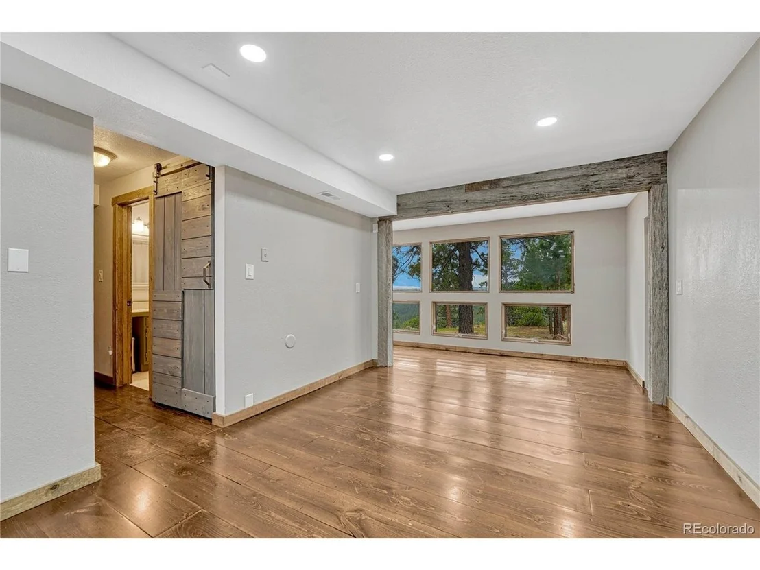 Photo of 19 E Pine Dr