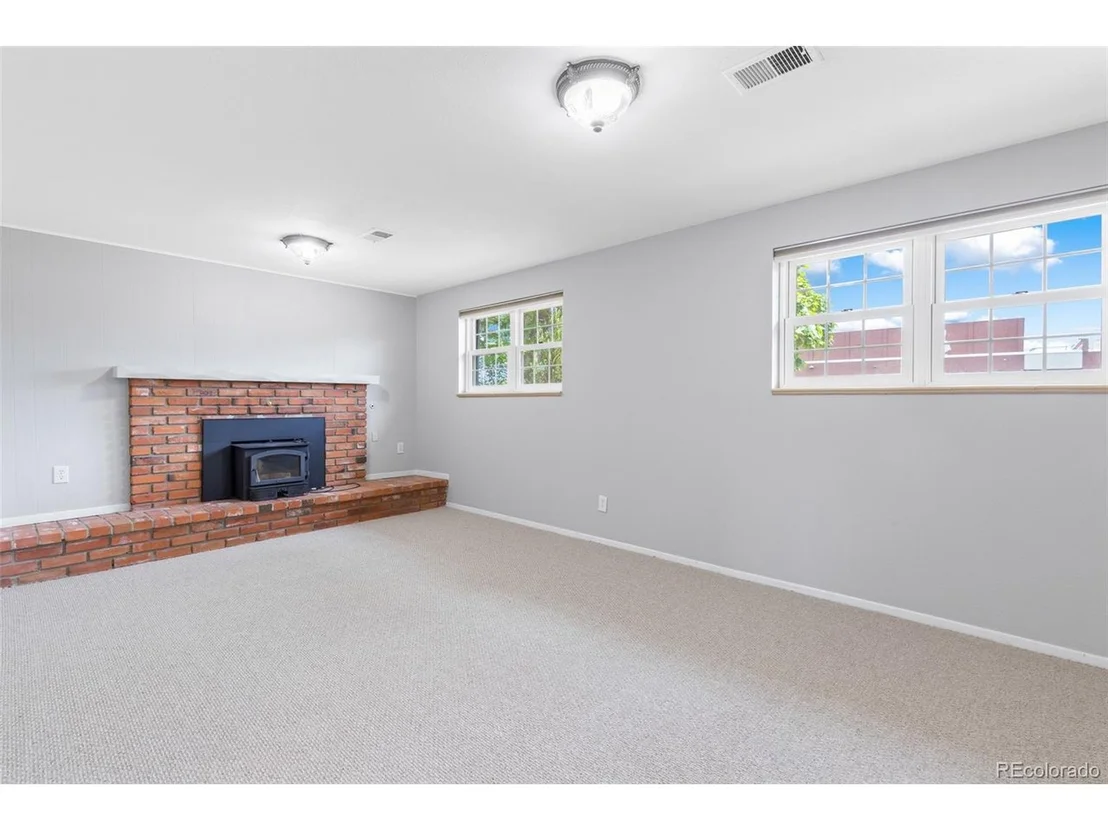 Photo of 335 Manhattan Dr