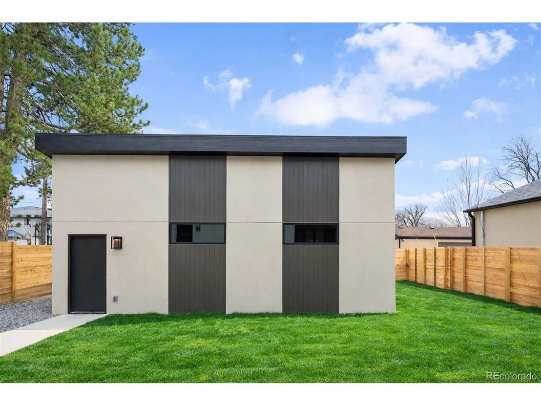 Photo of 3930 W Byron Pl