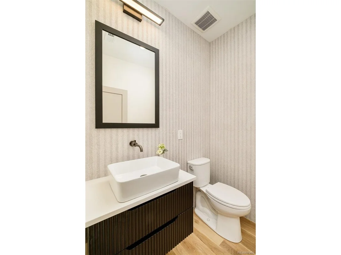Photo of 570 Cook St
