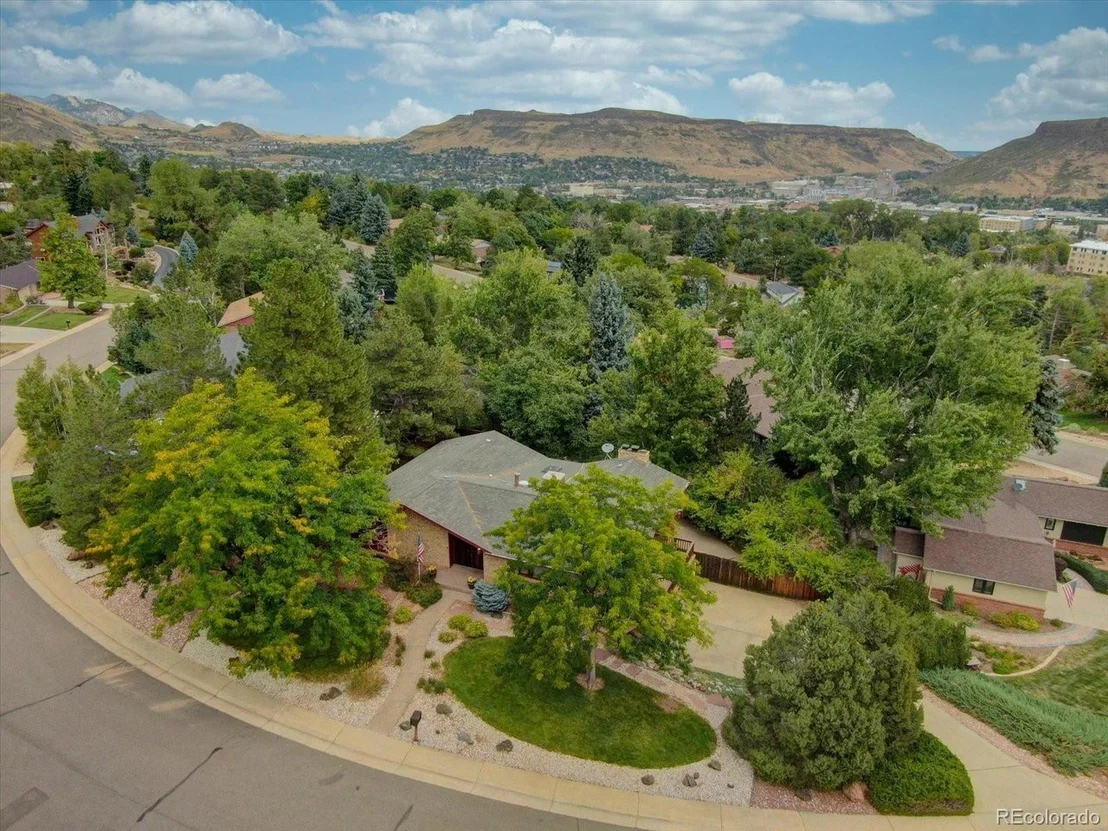Photo of 2044 Crestvue Cir