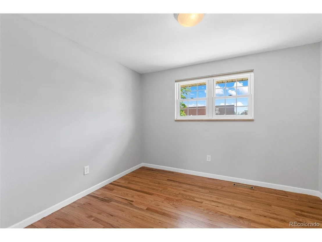 Photo of 335 Manhattan Dr
