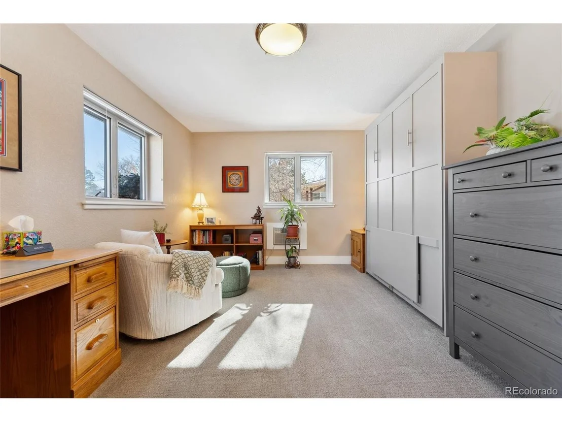 Photo of 831 Crescent Dr