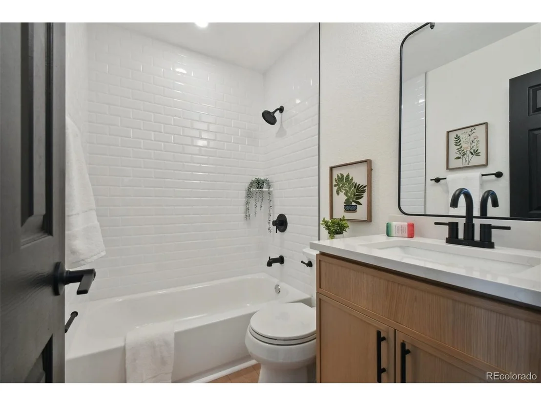 Photo of 605 W Easter Pl
