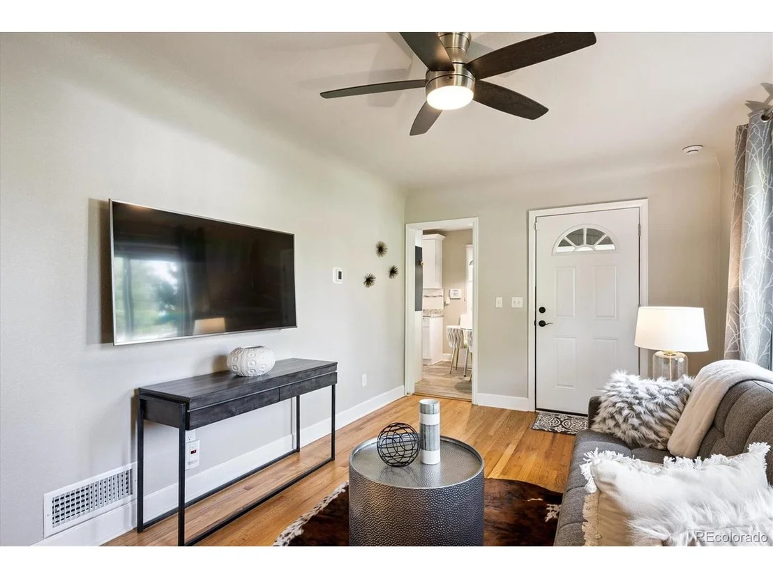 Photo of 310 King St