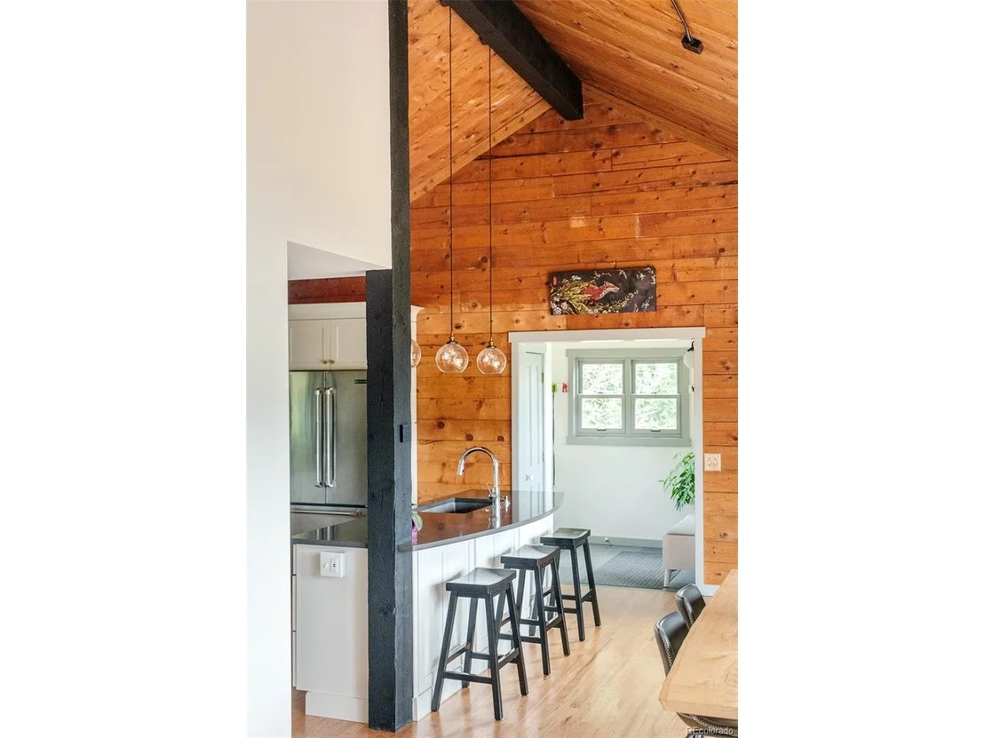 Photo of 1414 Mountain Pines Rd