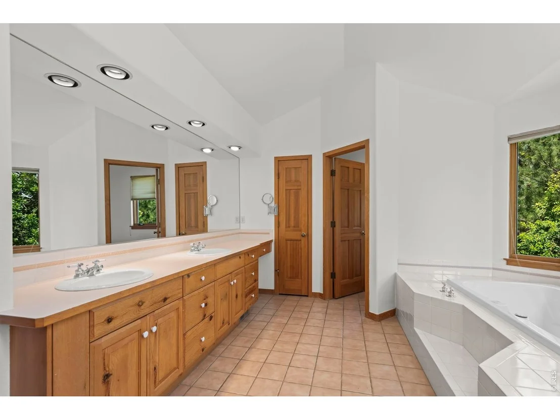 Photo of 1001 Utica Cir
