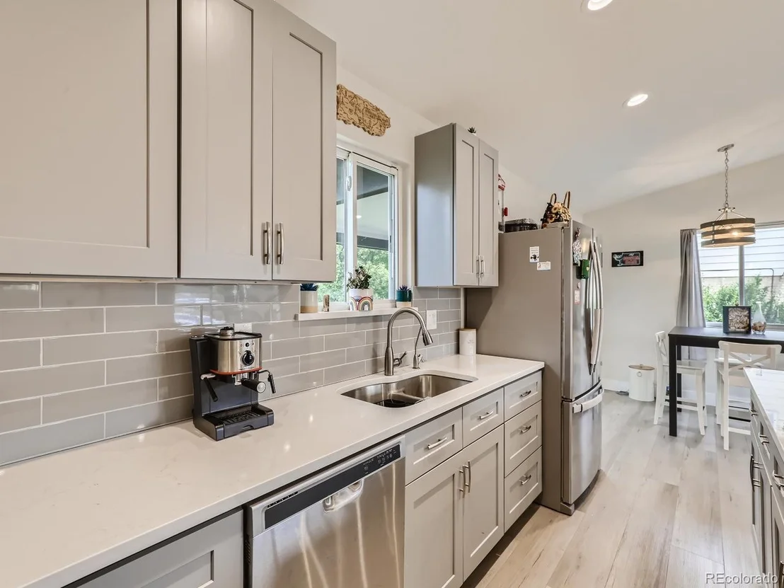 Photo of 899 Evanston St