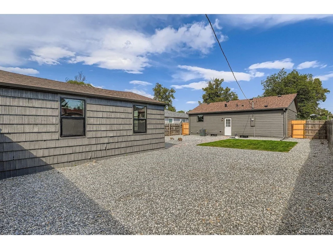 Photo of 1673 Lansing St