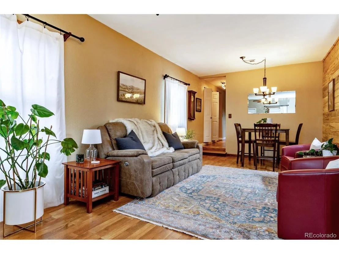 Photo of 2465 Depew St