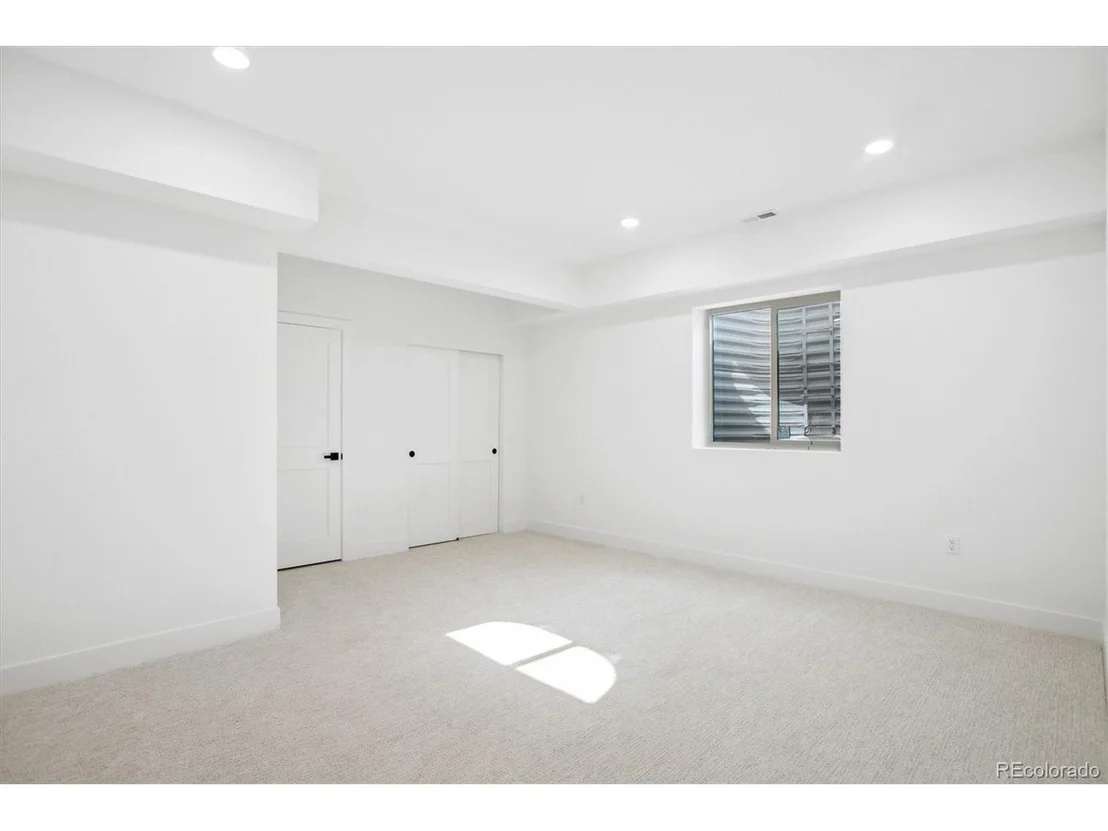 Photo of 995 Pinehurst Ct