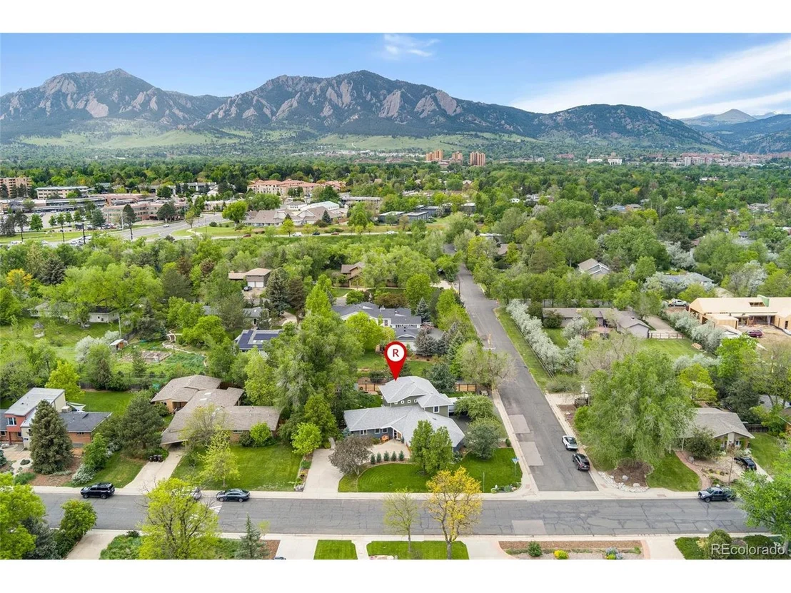Photo of 831 Crescent Dr