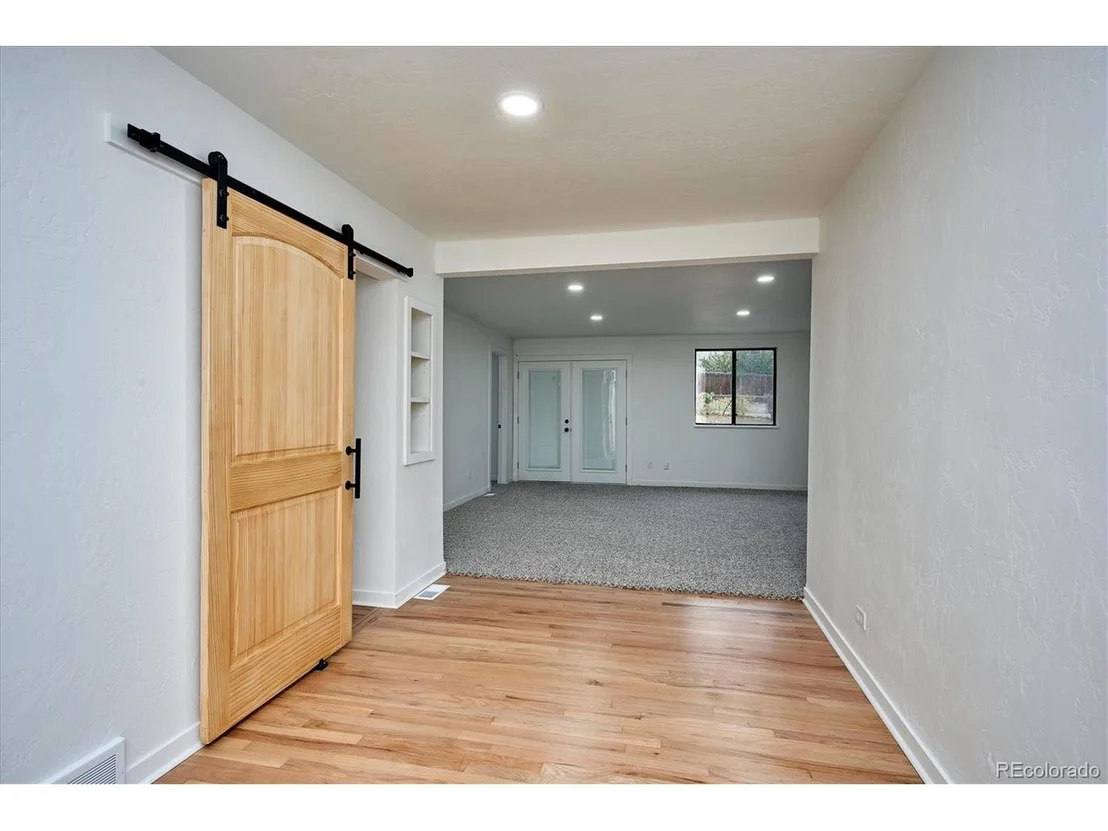 Photo of 735 N Hooker St