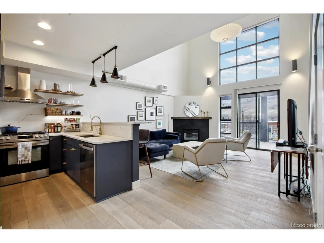 Photo of Unit 208 at 4520 Broadway St