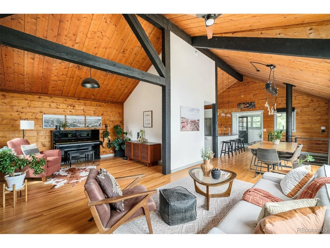 Photo of 1414 Mountain Pines Rd