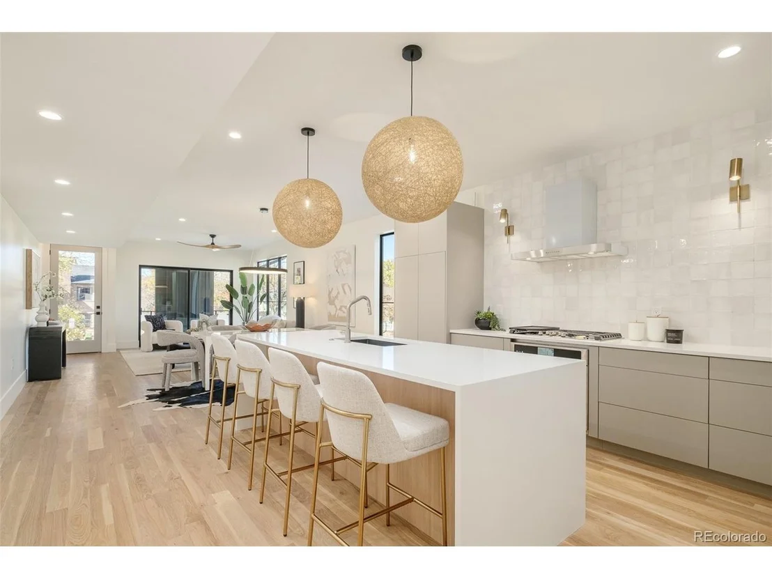 Photo of 568 Cook St