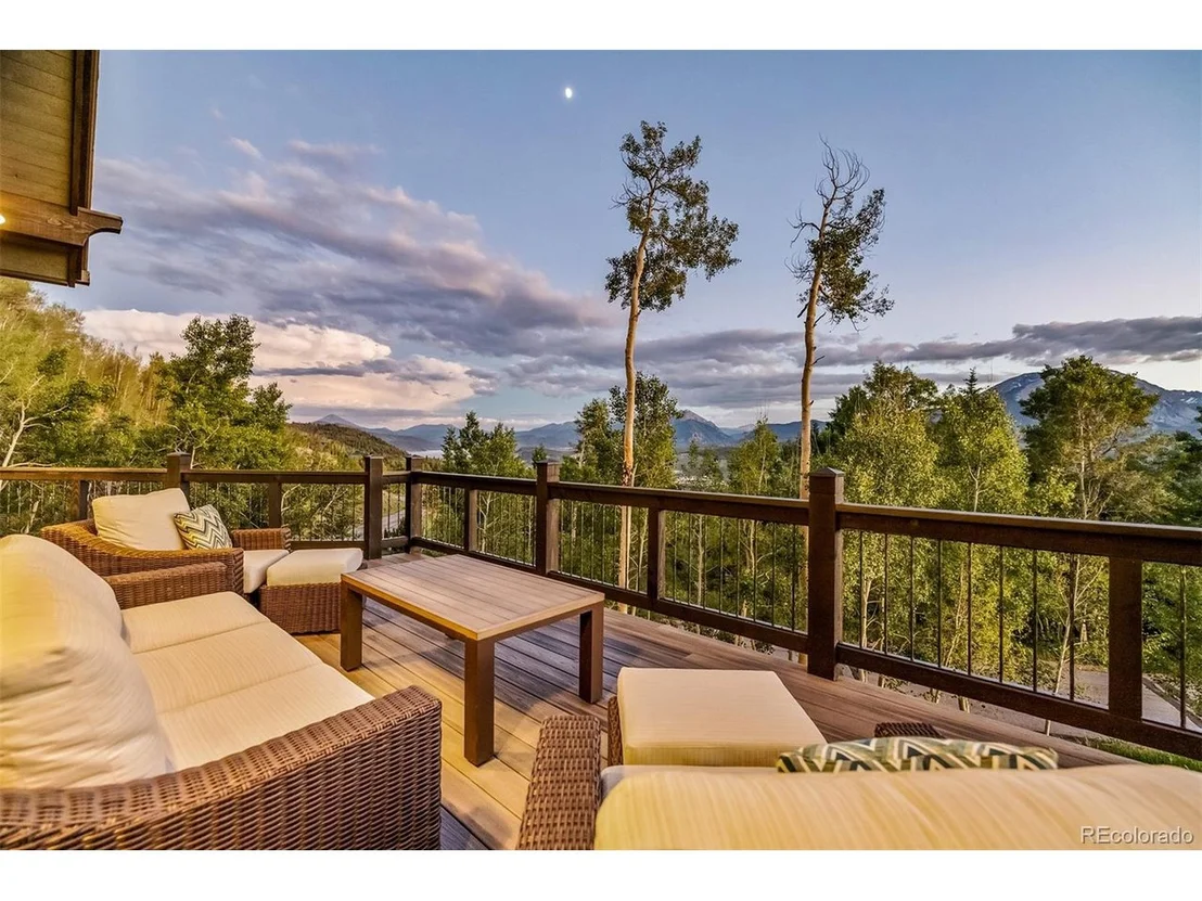 Photo of 491 Lakeview Cir