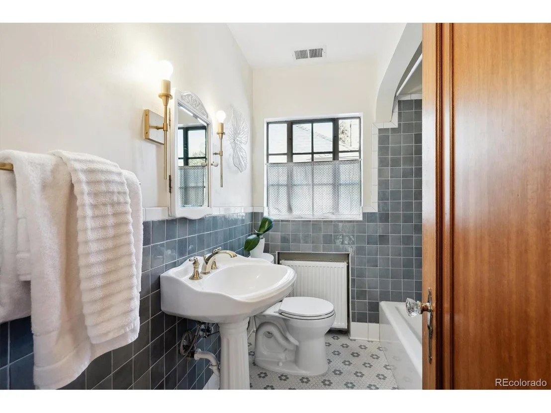 Photo of 2222 Locust St