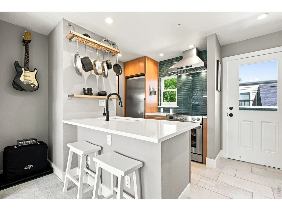 Photo of Unit 10 at 3025 Broadway St
