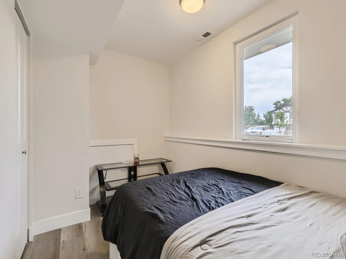 Photo of 899 Evanston St