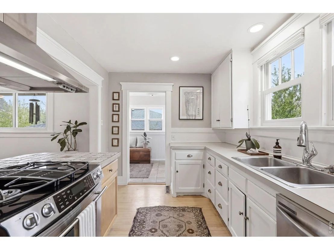 Photo of 3115 Broadway St
