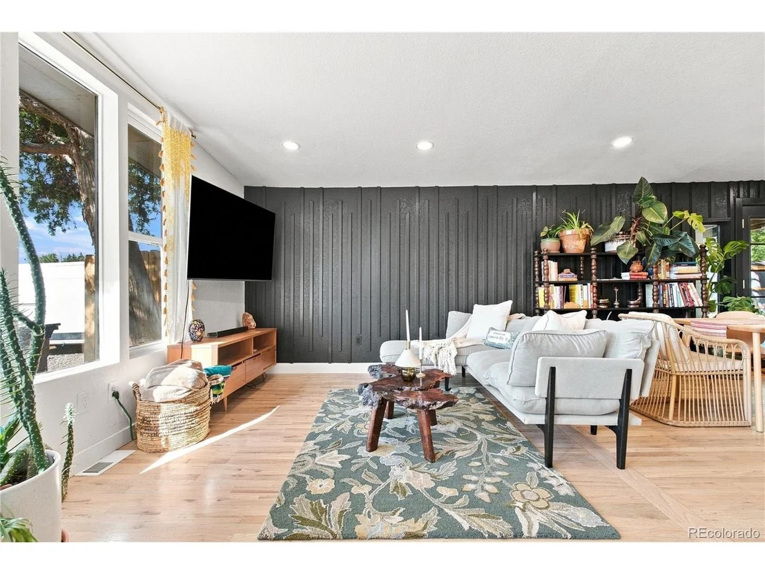 Photo of 6001 Carr St