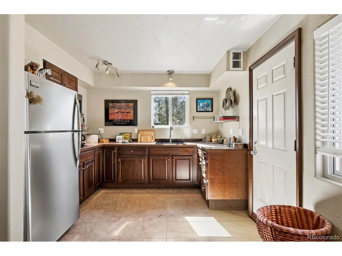 Photo of 221 Juniper Ln