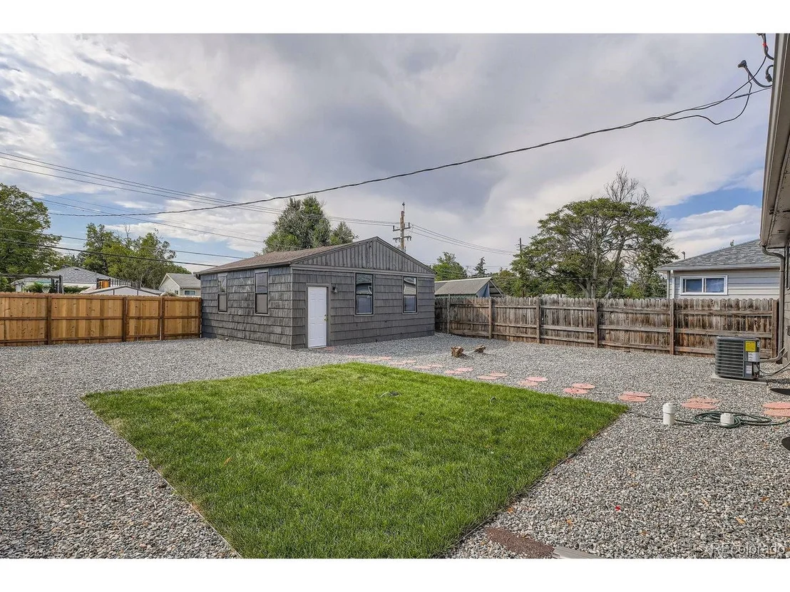 Photo of 1673 Lansing St