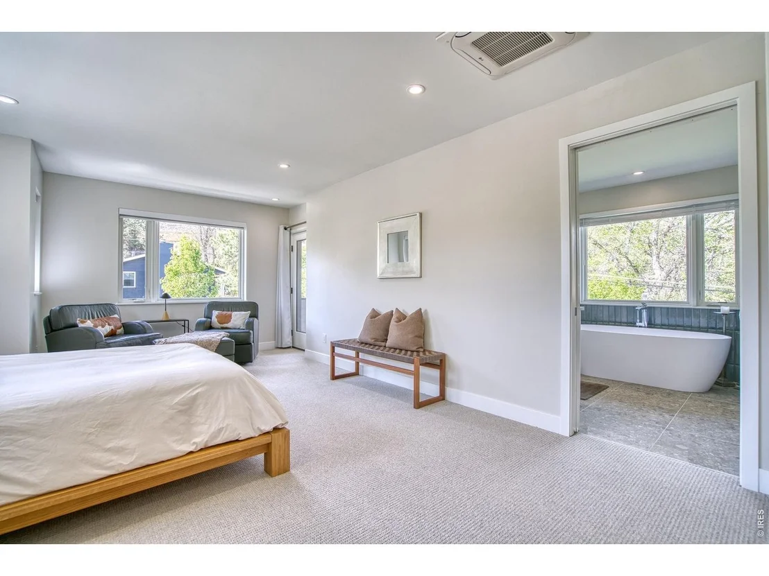 Photo of 375 Bates Ave