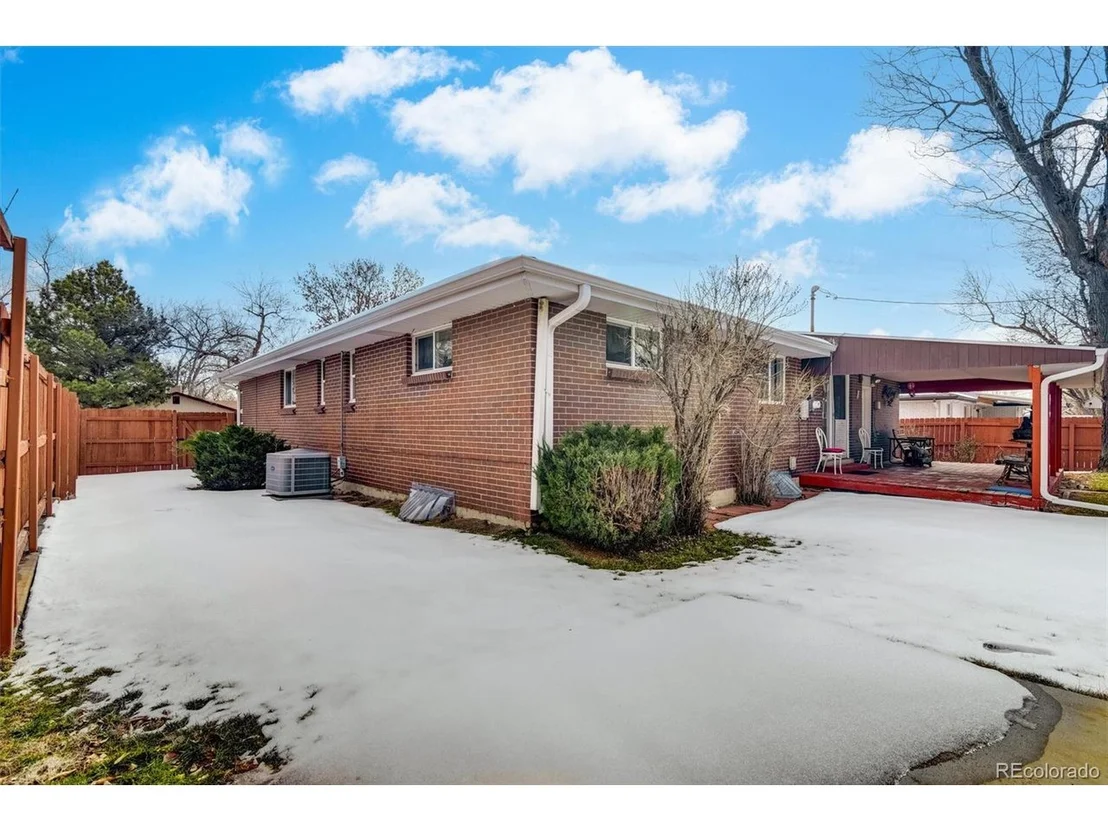 Photo of 6043 Field St