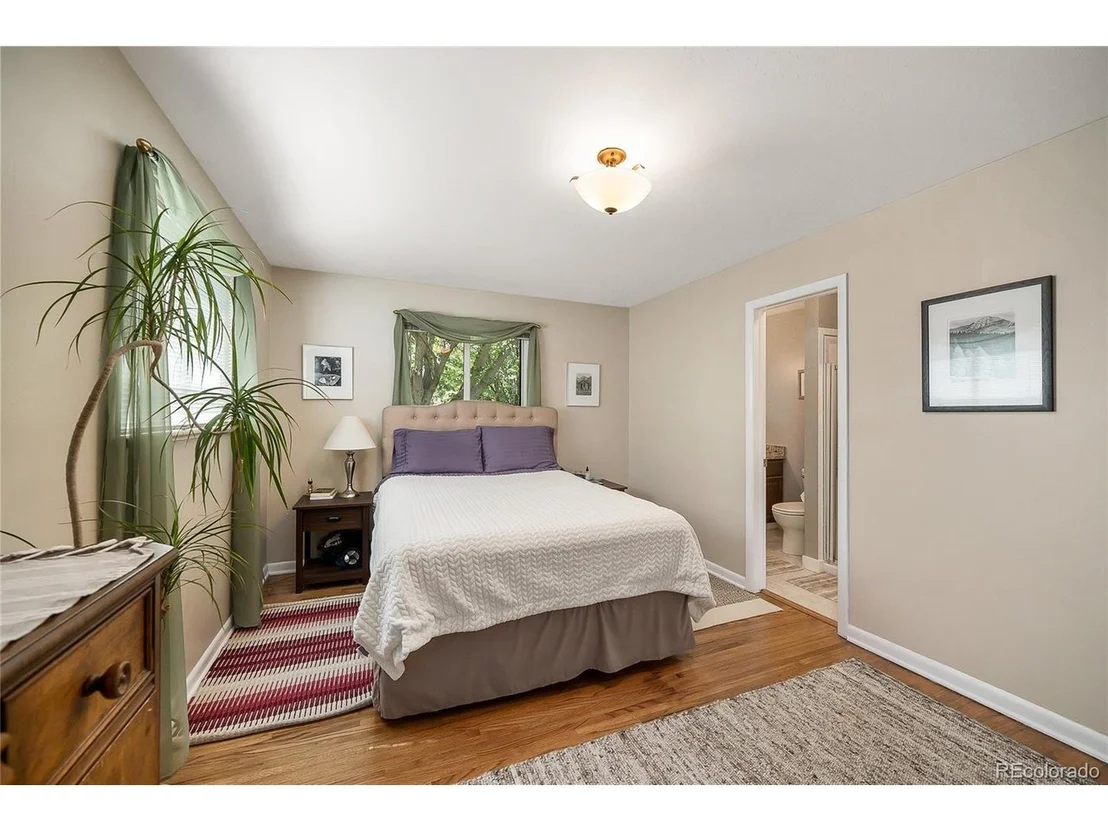 Photo of 6045 Queen St