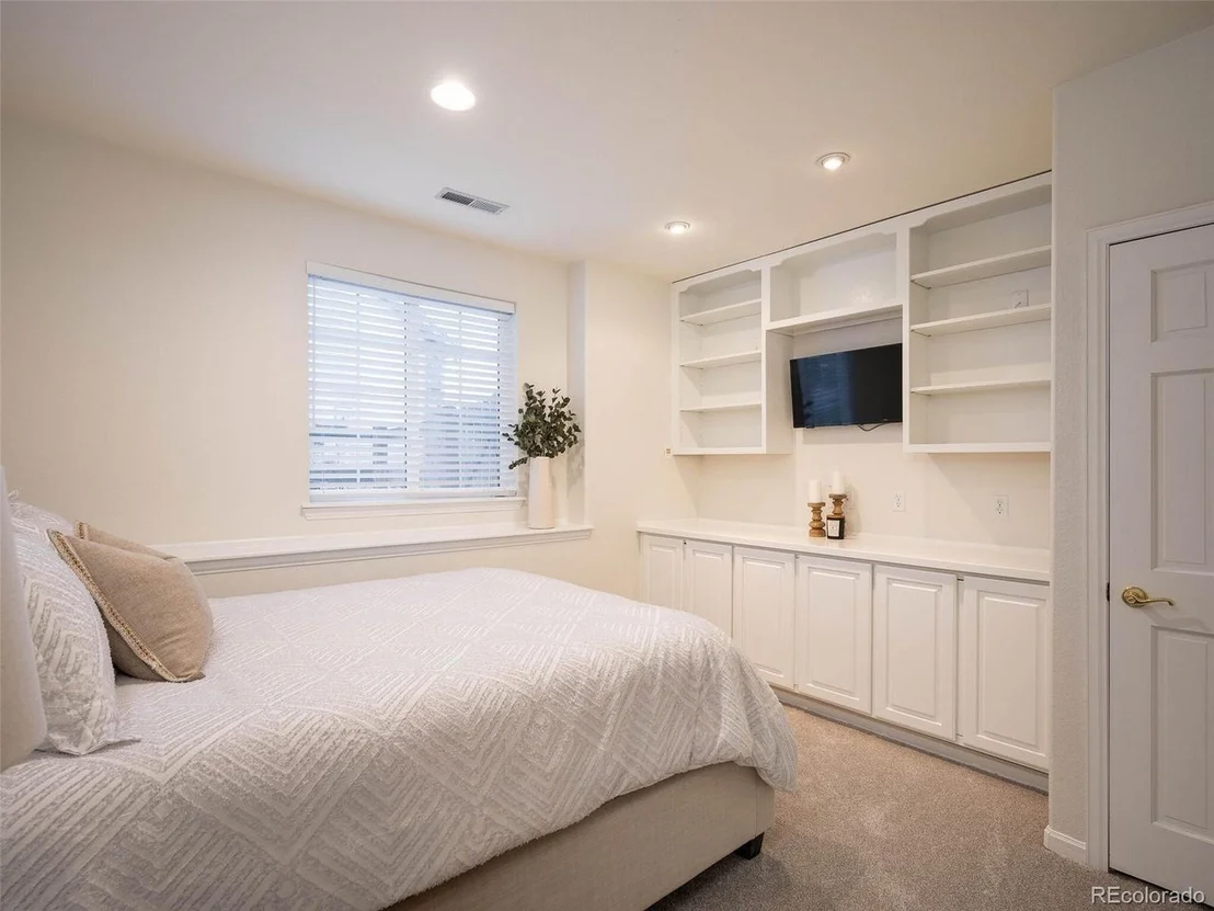 Photo of 369 Shoreham Cir
