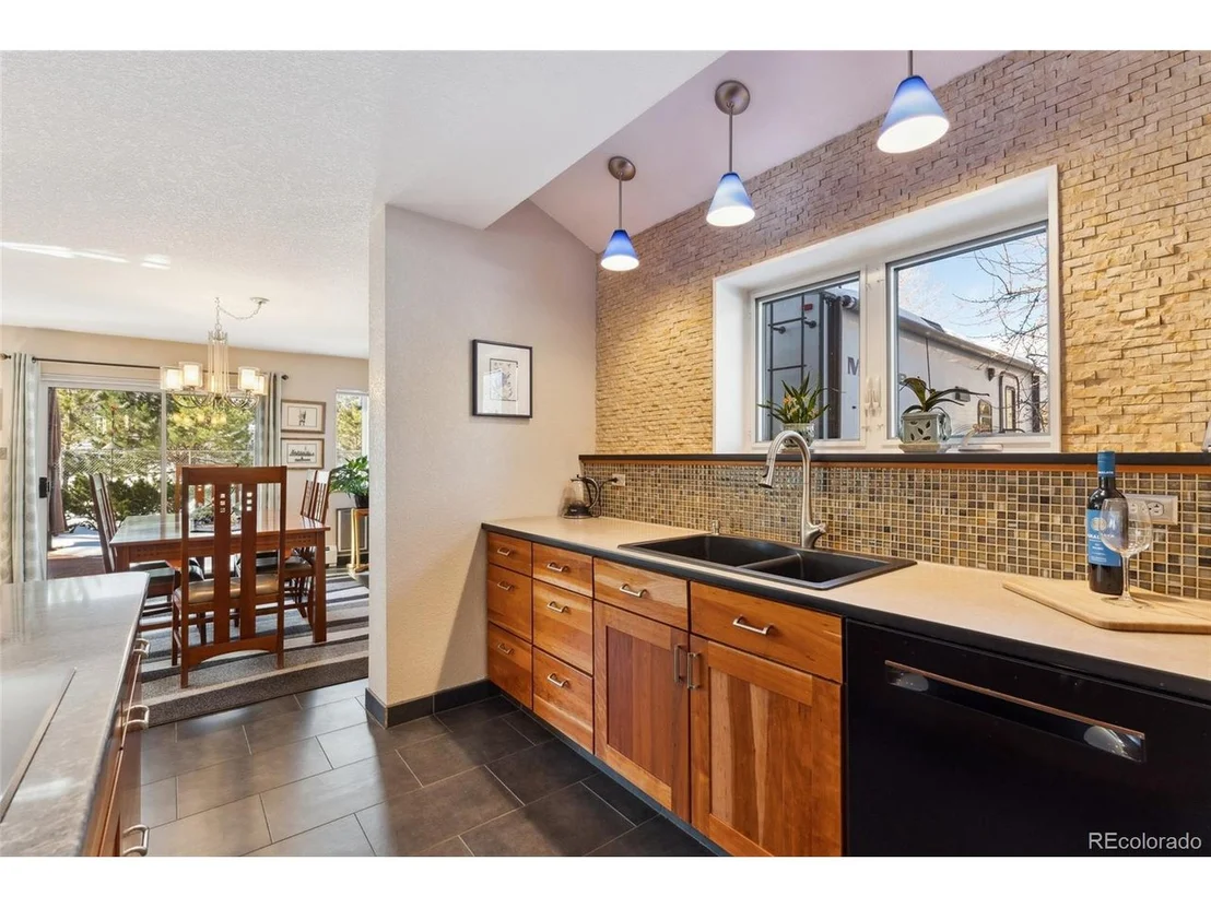 Photo of 831 Crescent Dr